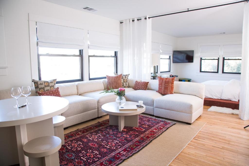 Sitting room with dark timber shelves, a rug and a window onto the boulevard